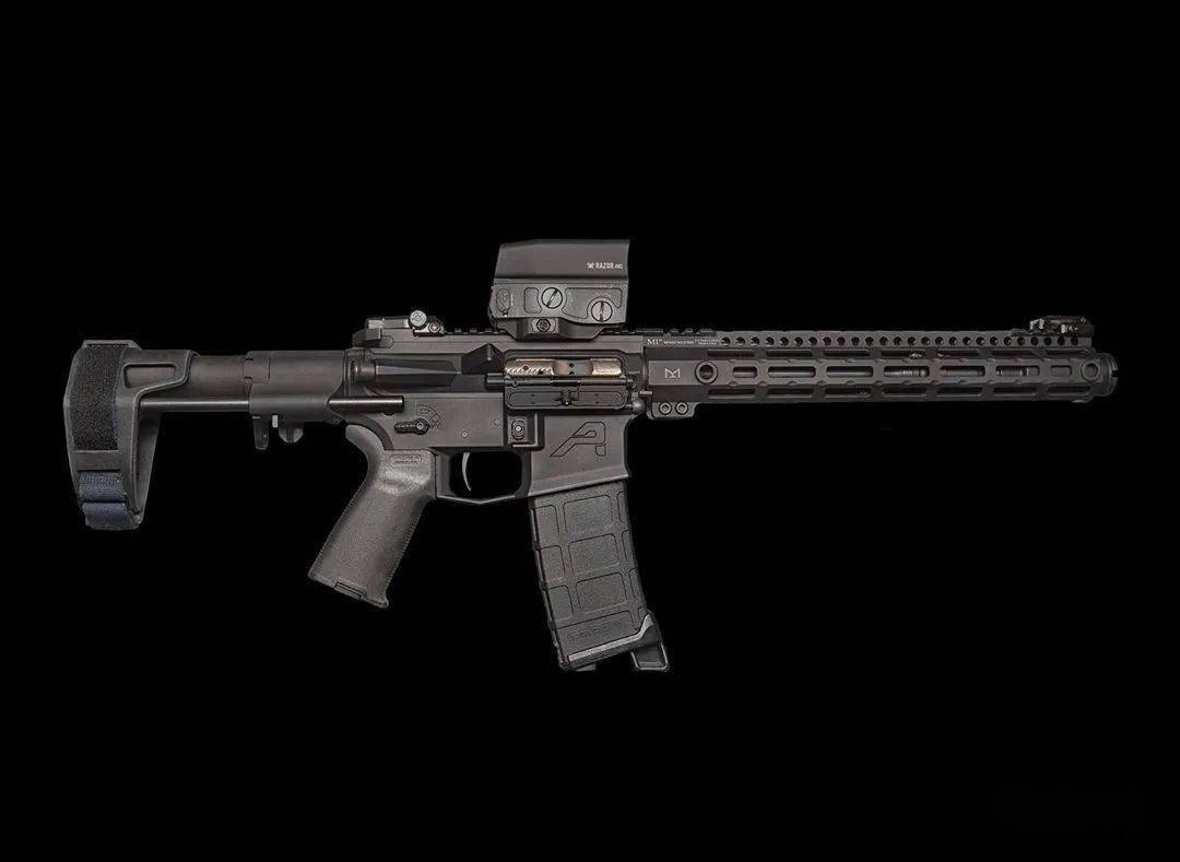 枪械摄影大作巧妙的色彩搭配是画龙点睛之笔