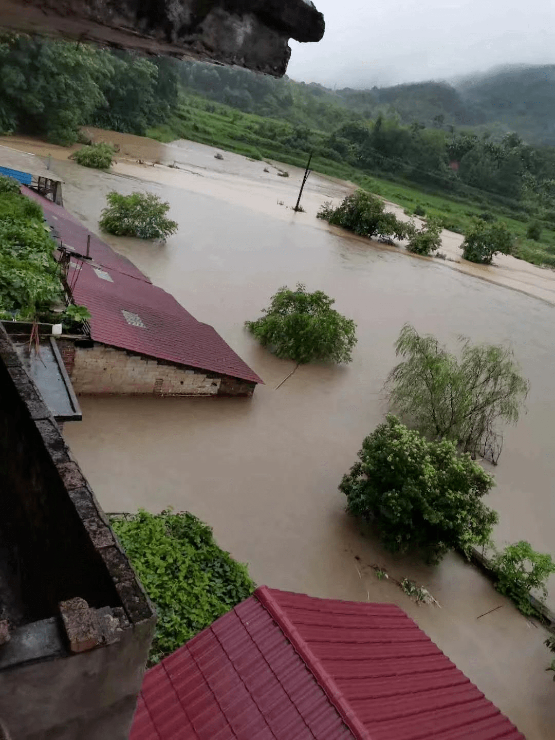 1万多人受灾!吉安多地遭暴雨突袭,村庄被淹,人员被困,道路中断