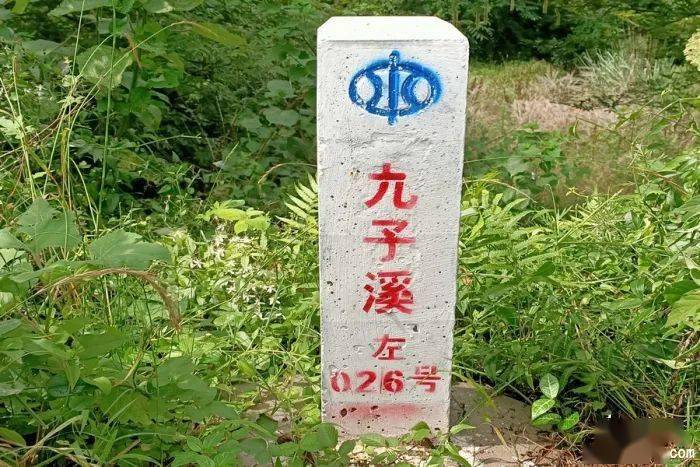 到小地名"西河"的漫水桥,水清,岸绿,景美,河道干净,遇到在水渠边洗鞋