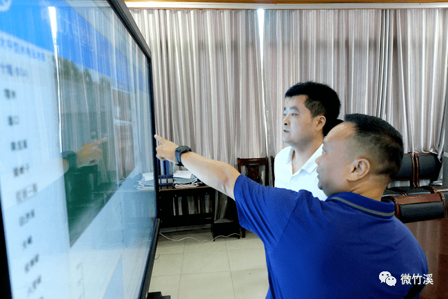 县长柯尊勇到县防汛抗旱指挥部办公室检查指导防汛工作