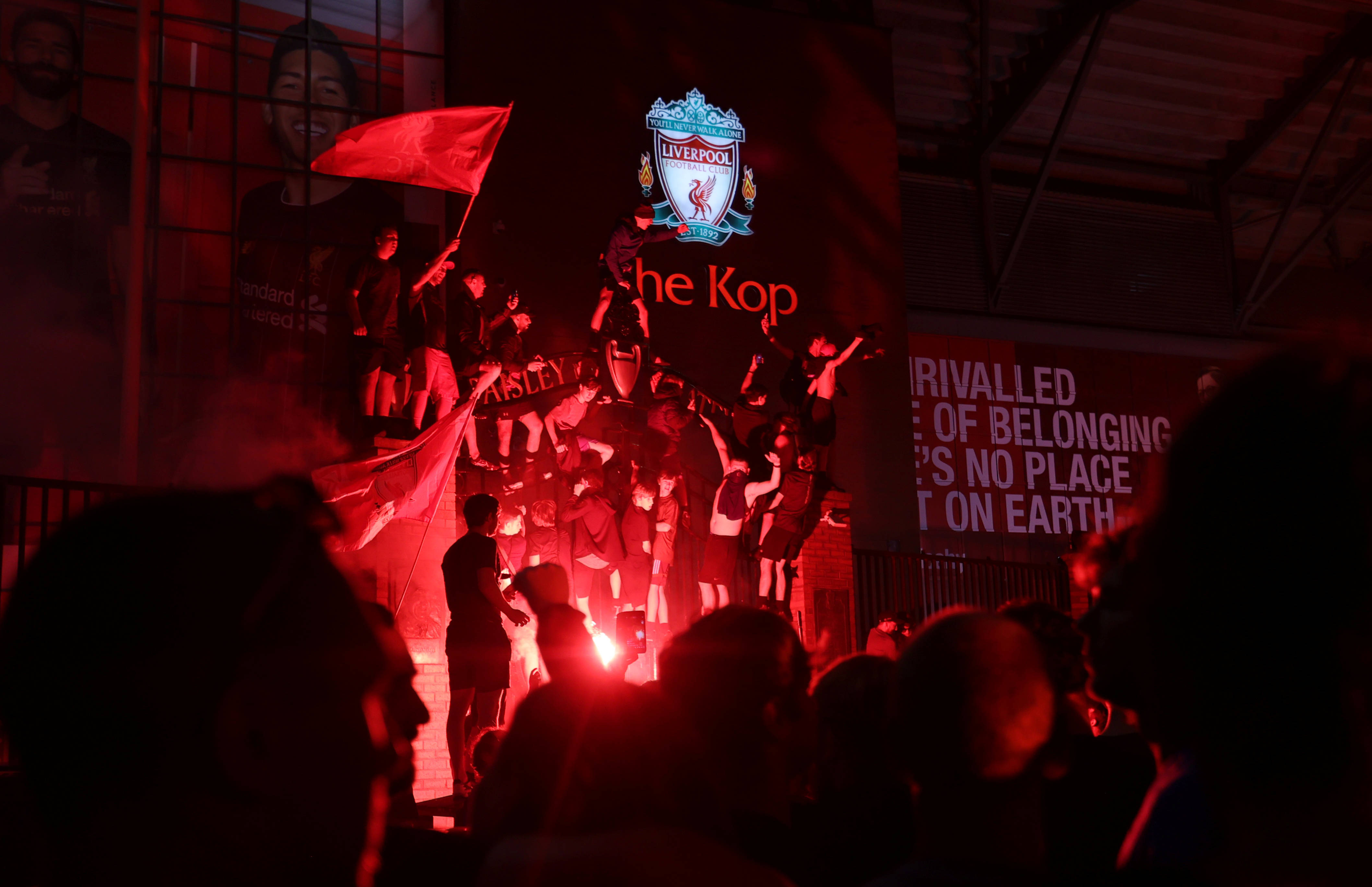 球迷狂欢庆祝 利物浦发声谴责