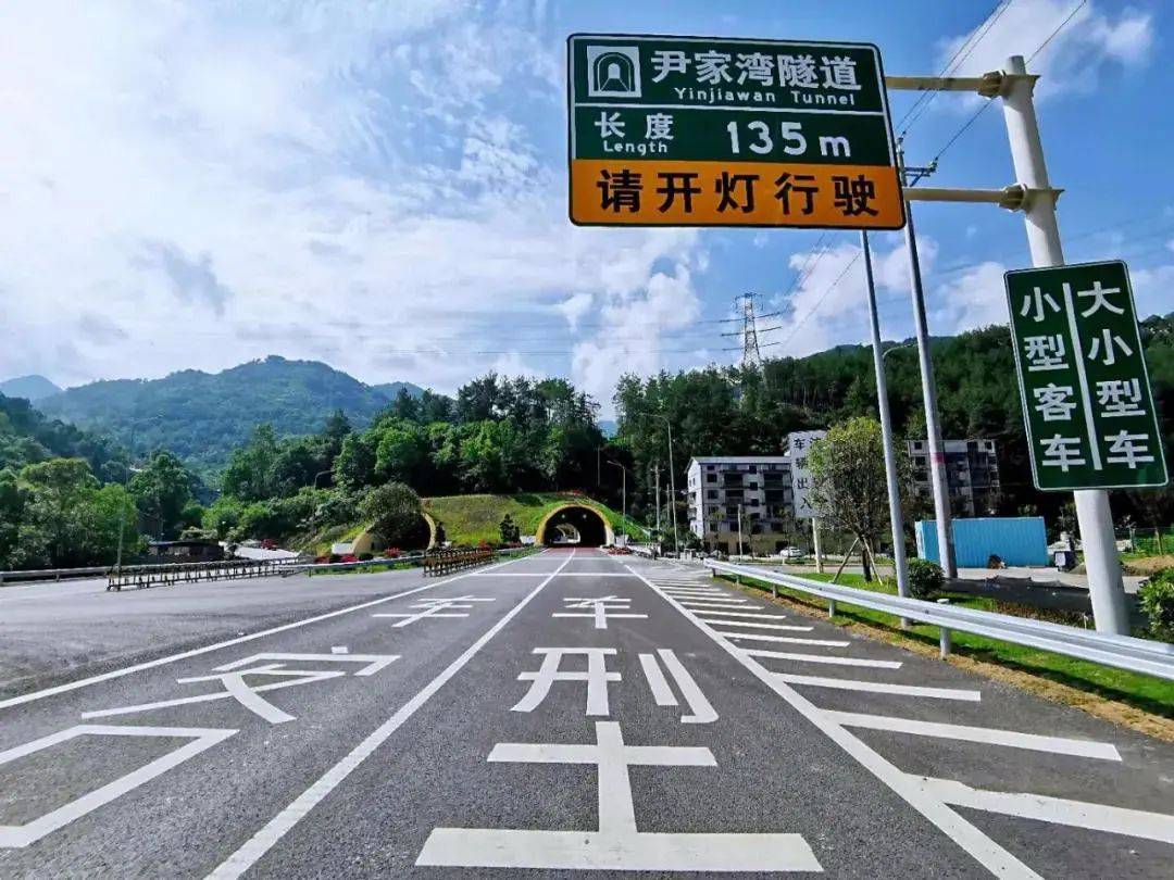 三座桥梁,一座人行天桥,全线包含了万开入城快速通道据了解,公路两边