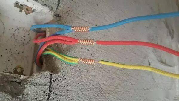 插座并线别傻傻用胶布!聪明的电工师傅都用这些工具,实用又省心