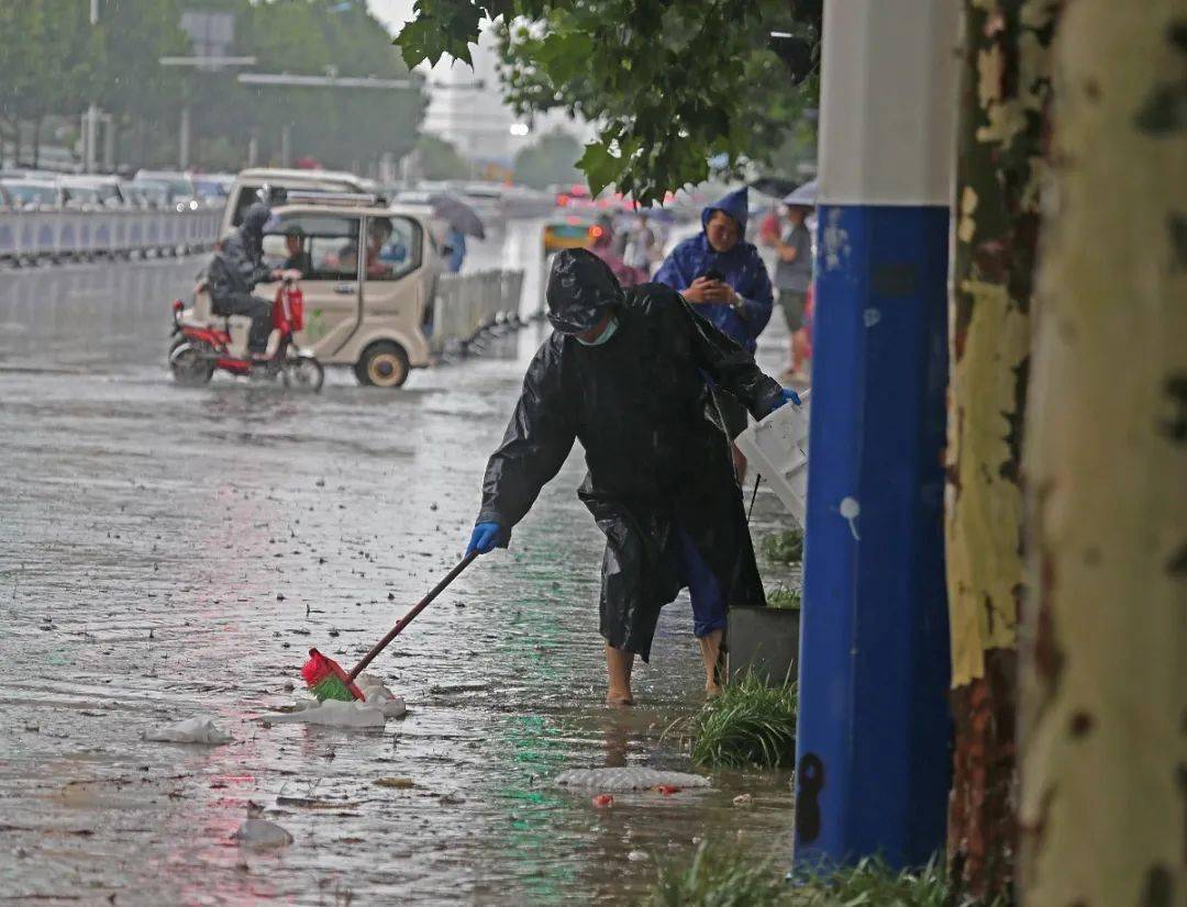 暴雨中的淮南,有人偷偷拍下了这一幕