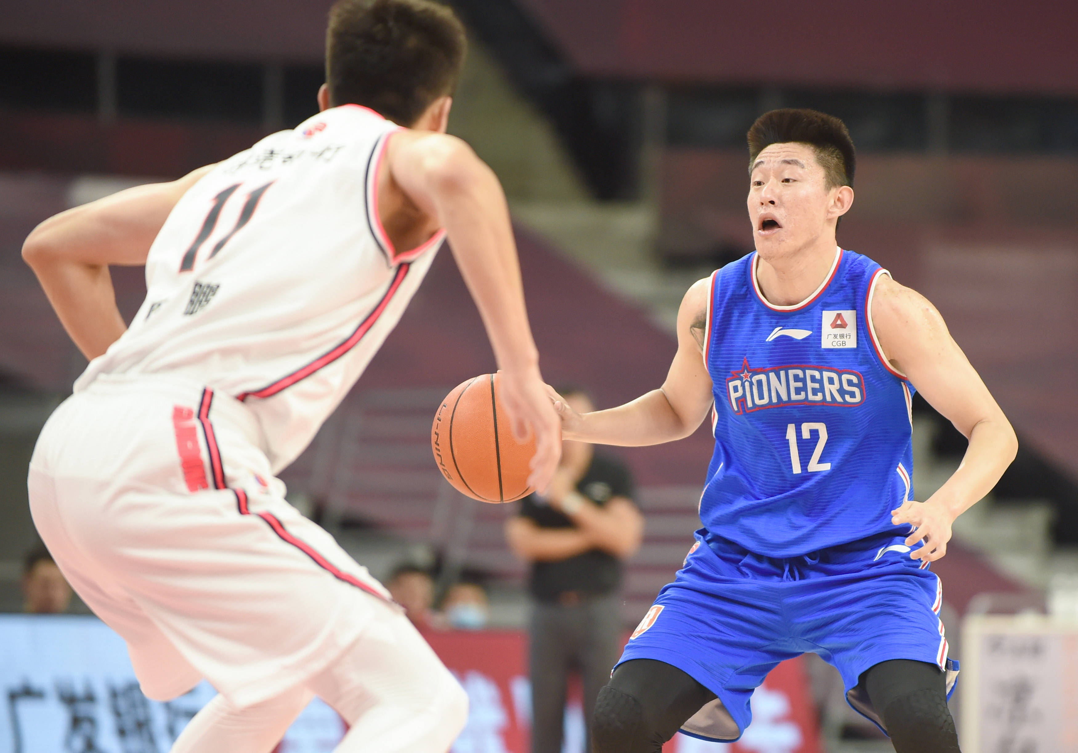 6月29日,天津先行者队球员刘帅(右)在比赛中带球突破.