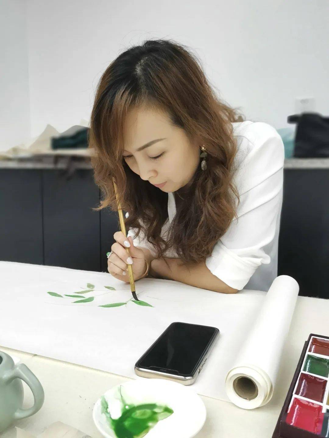 资深策展人陆逸现场展示画家韩荷现场展示书法家唐正现场书写书法家吴