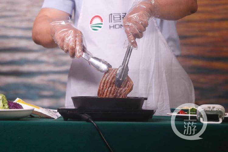 丰都"双晒"|牛排怎么煎才好吃? 县长罗成穿围裙下厨房告诉你