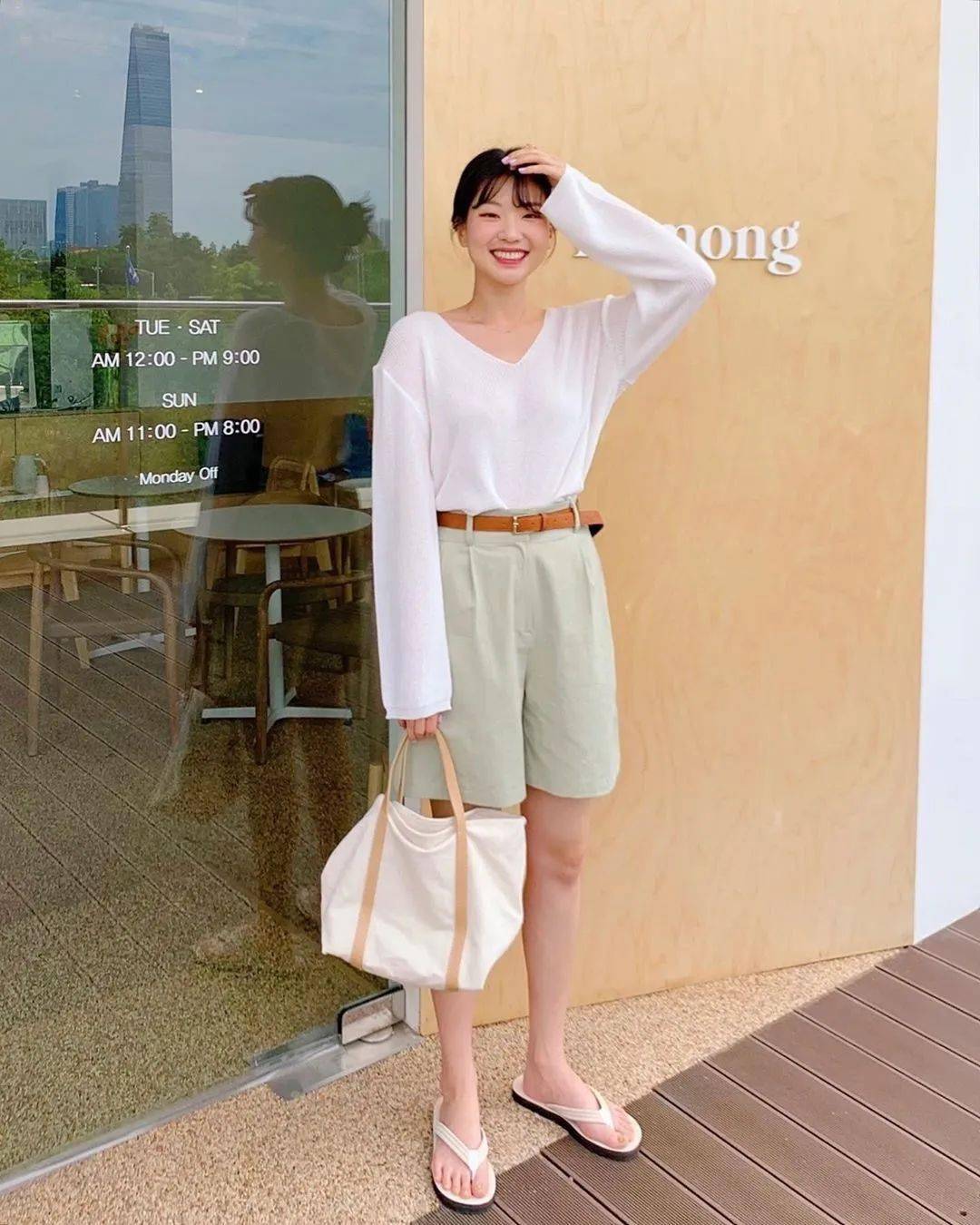 满分治愈笑容单眼皮圆脸韩国博主示范清新夏日穿搭