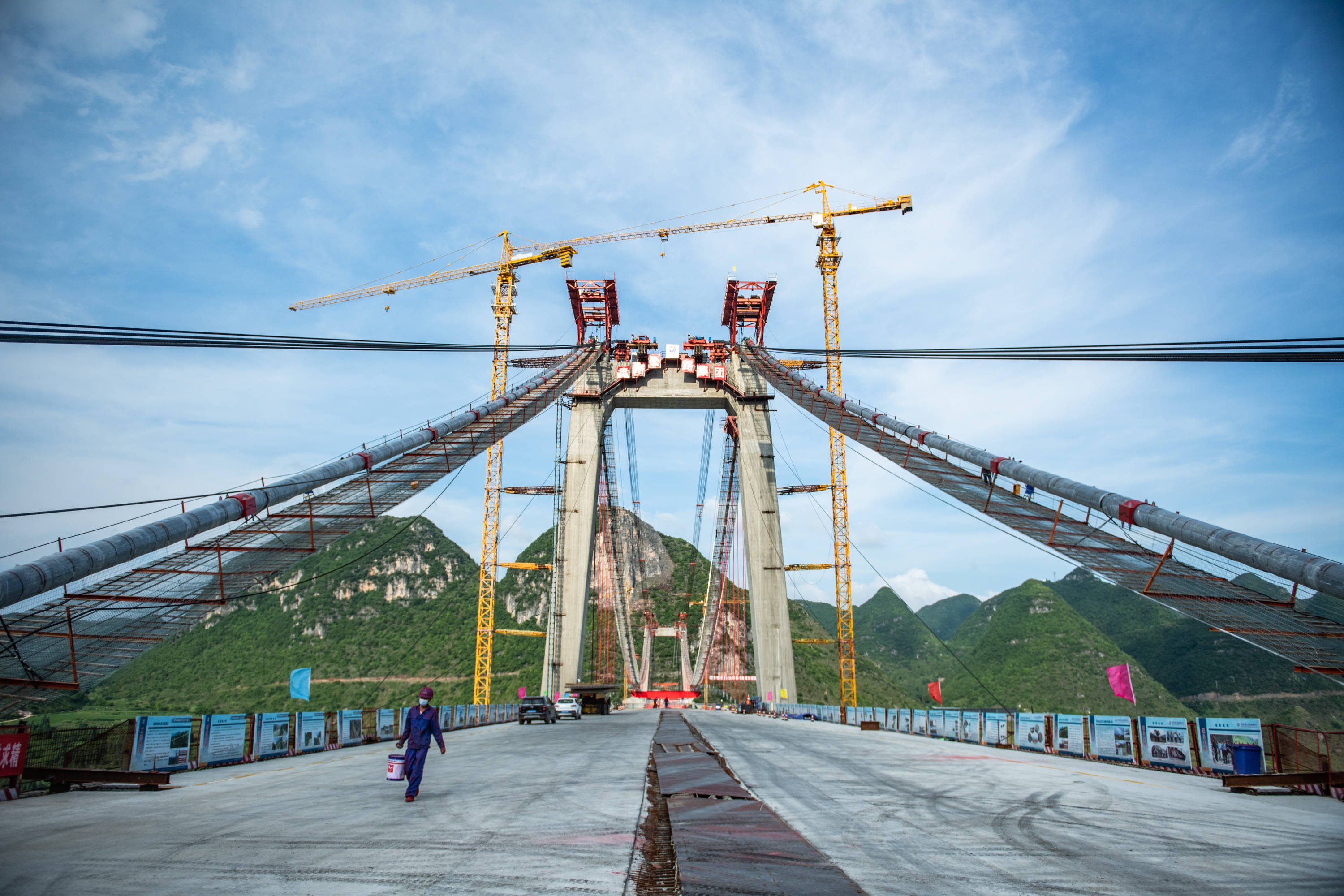 峰林特大桥建设忙