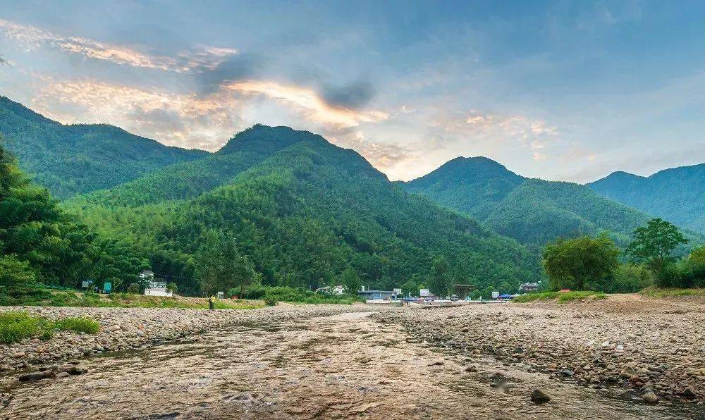 这个小城有山川江湖,古村老屋.