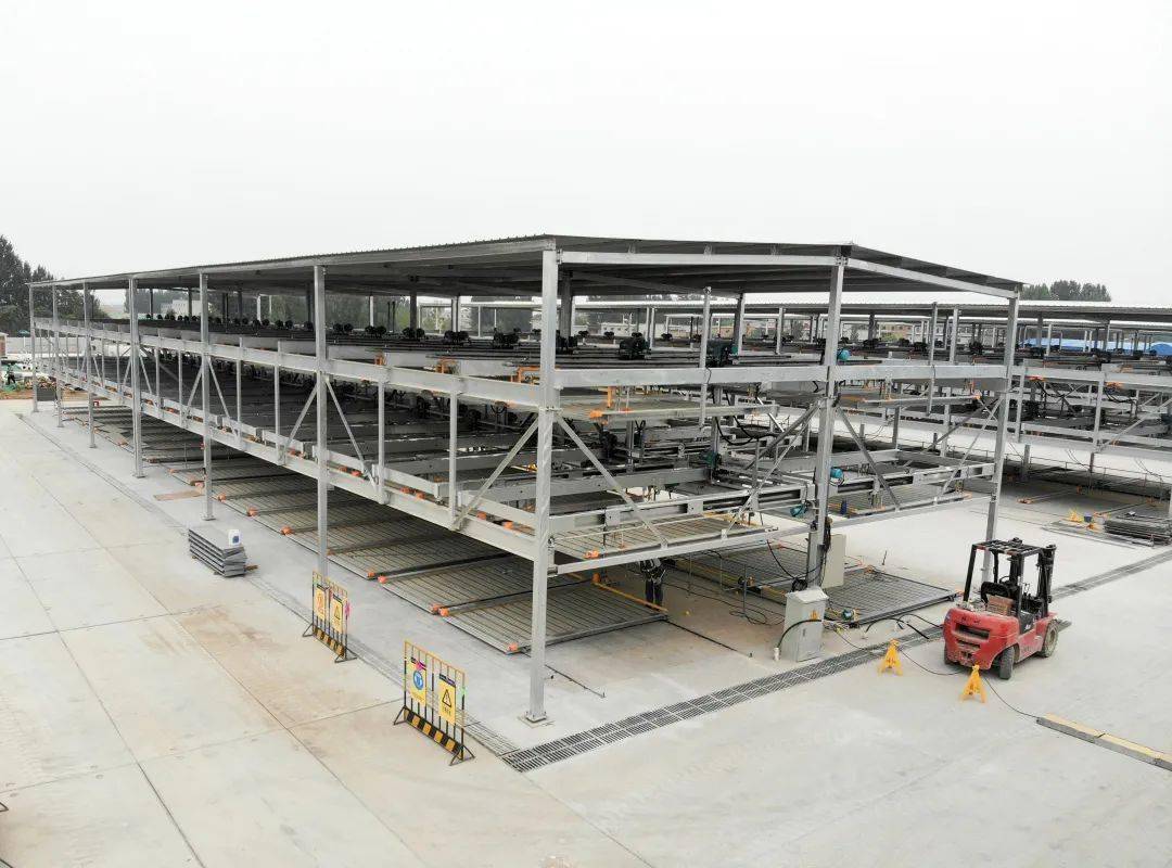 片区施工期1号cec项目最后一座立体机械停车楼完成顶棚钢结构安装作业