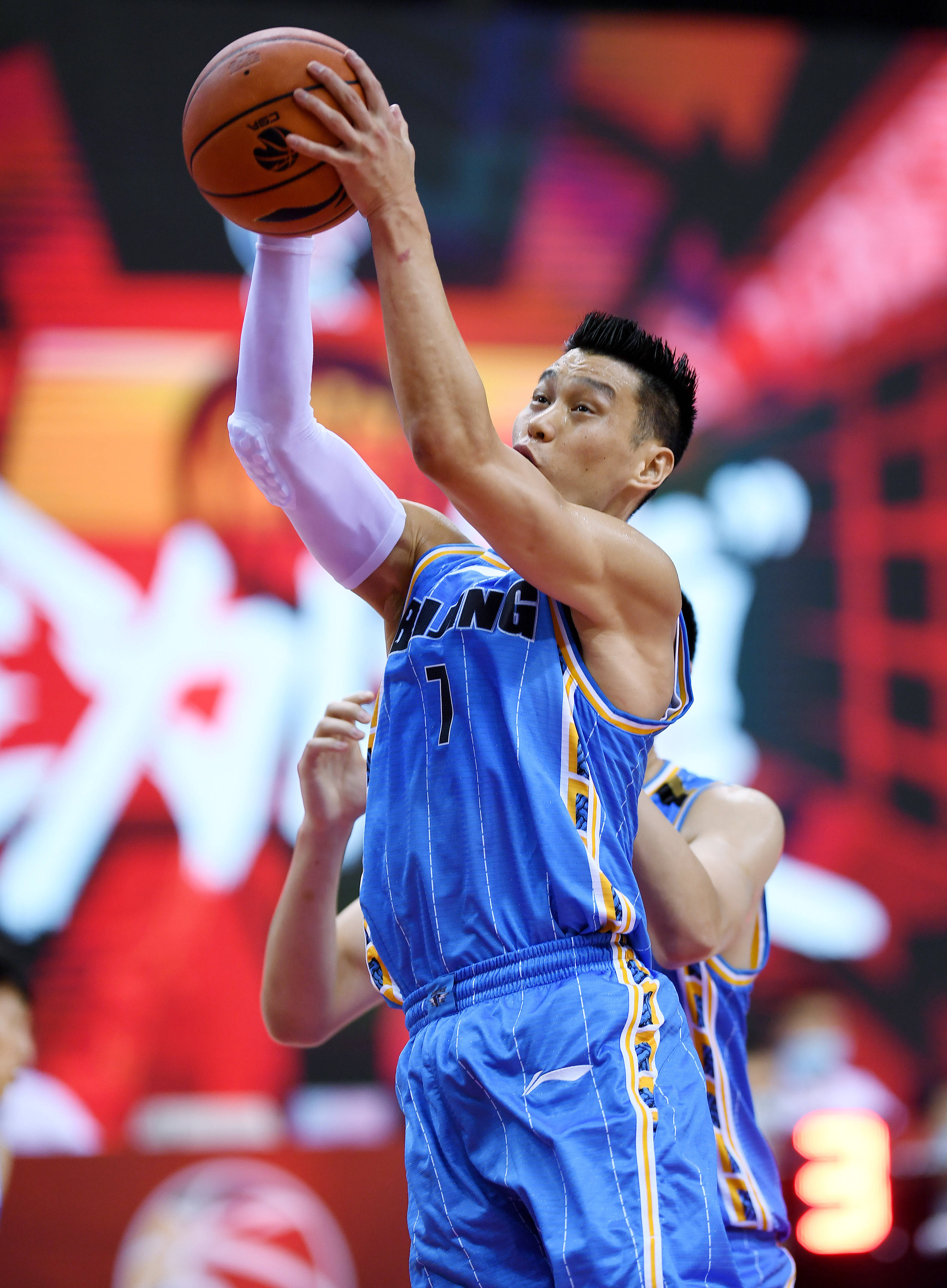 6月30日,北京首钢队球员林书豪在比赛中上篮.
