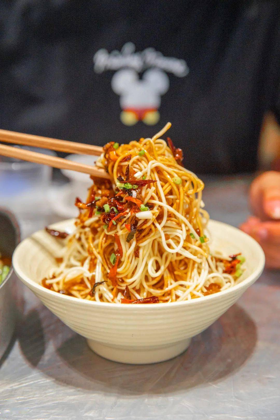 有的人喜欢传统地道的川味凉面,黄瓜丝,红萝卜丝,豆芽或加肉丝拌在一