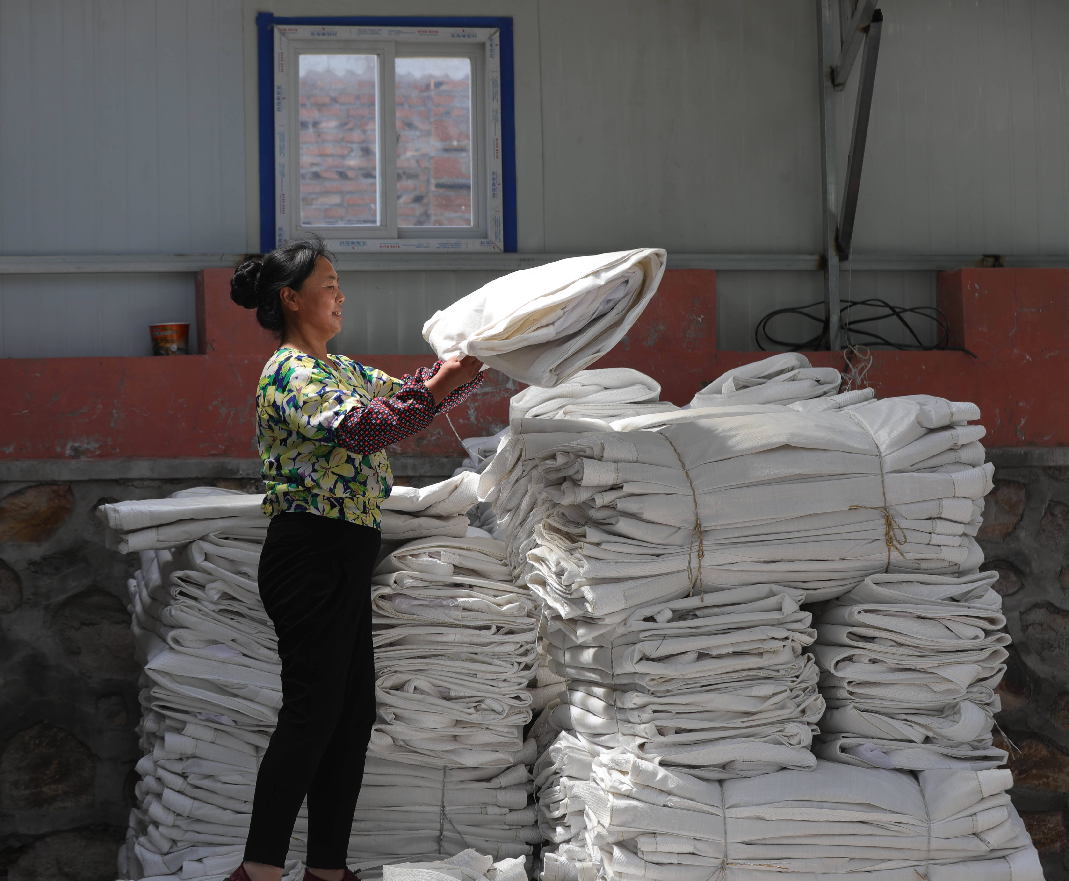 缝纫机"嗒嗒嗒"奏响脱贫"协奏曲"