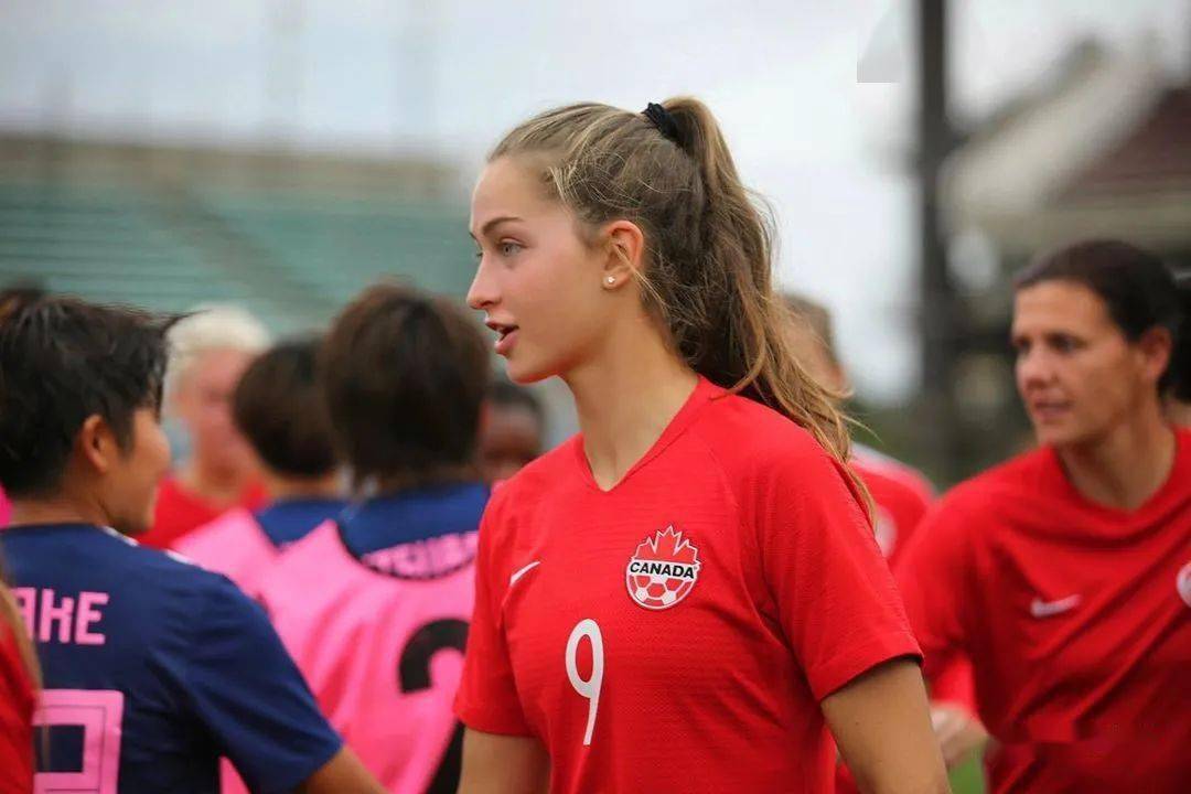 【百花体坛】拜仁当红炸子鸡,遭女友"泼水调戏",_阿方索