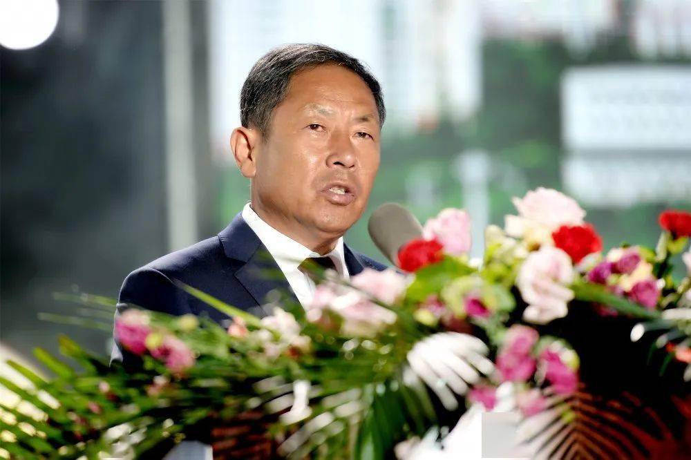 白玉亮校长宣读校长令.