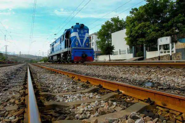 成昆铁路向南,攀枝花迤资至云南红江.