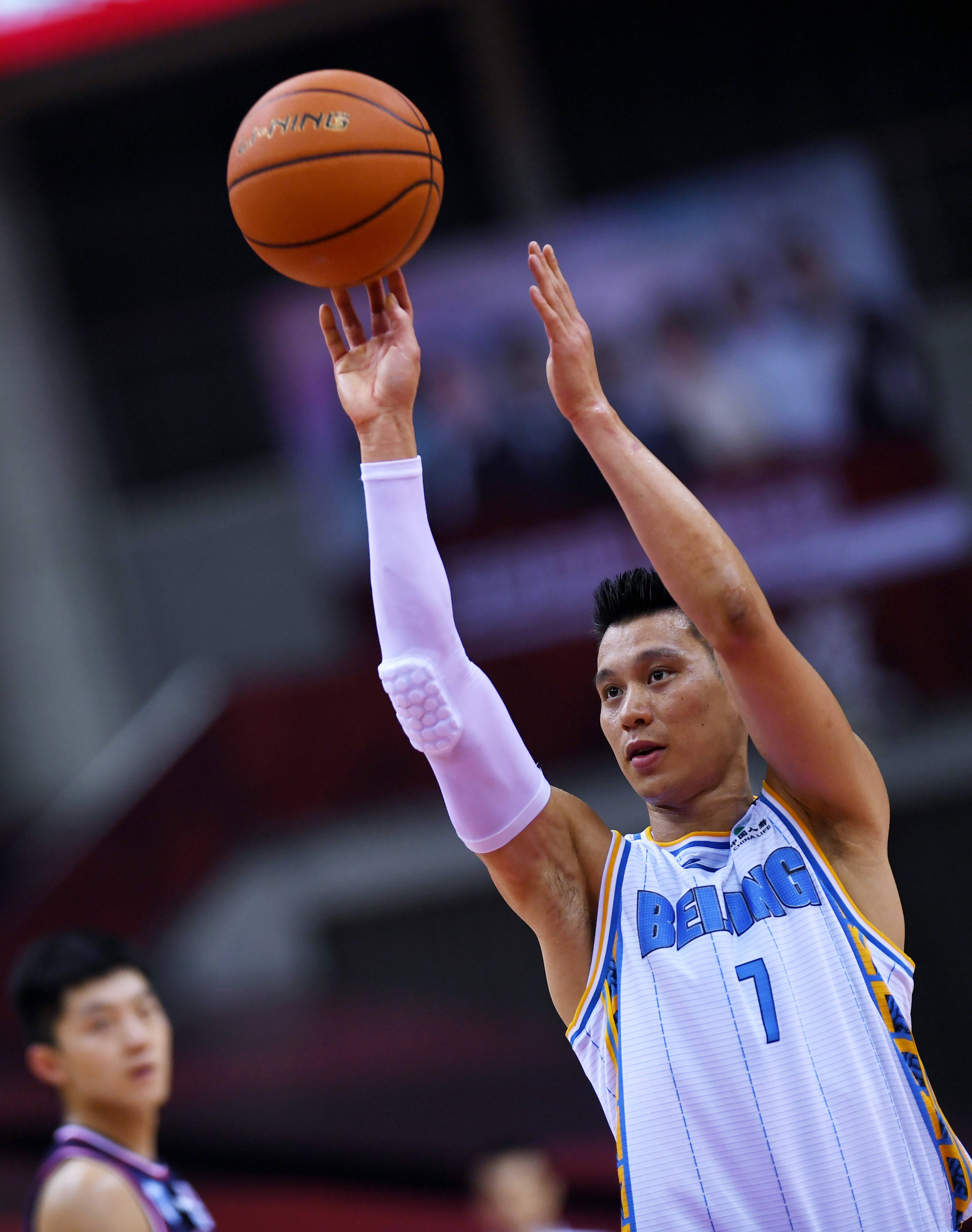 7月1日,北京首钢队球员林书豪在比赛中投篮.