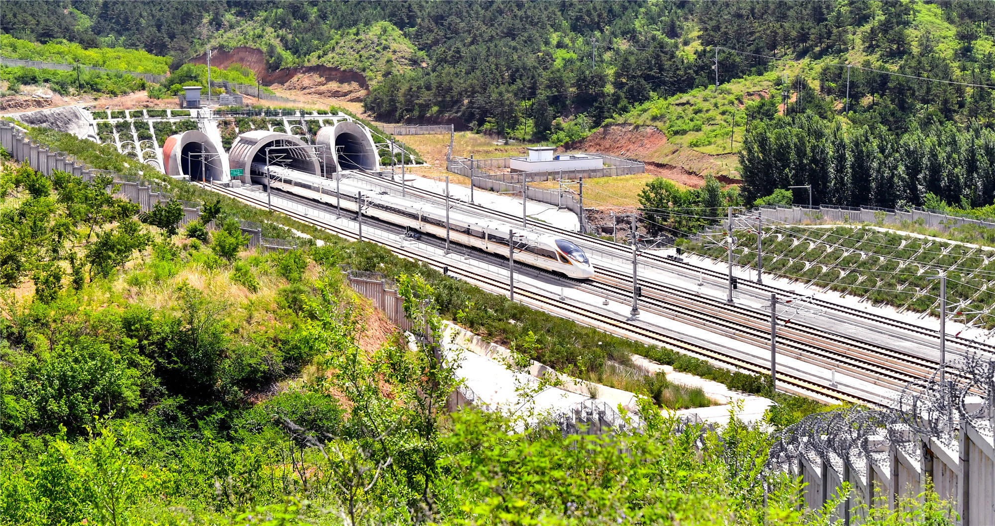 喀赤高铁于2016年下半年由中建铁路投资建设集团有限公司等单位开工