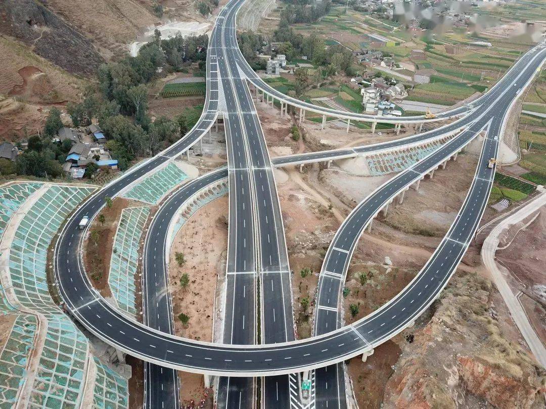 大永高速公路(丽江段)是我省县域高速公路"能通全通"建设项目,路线起