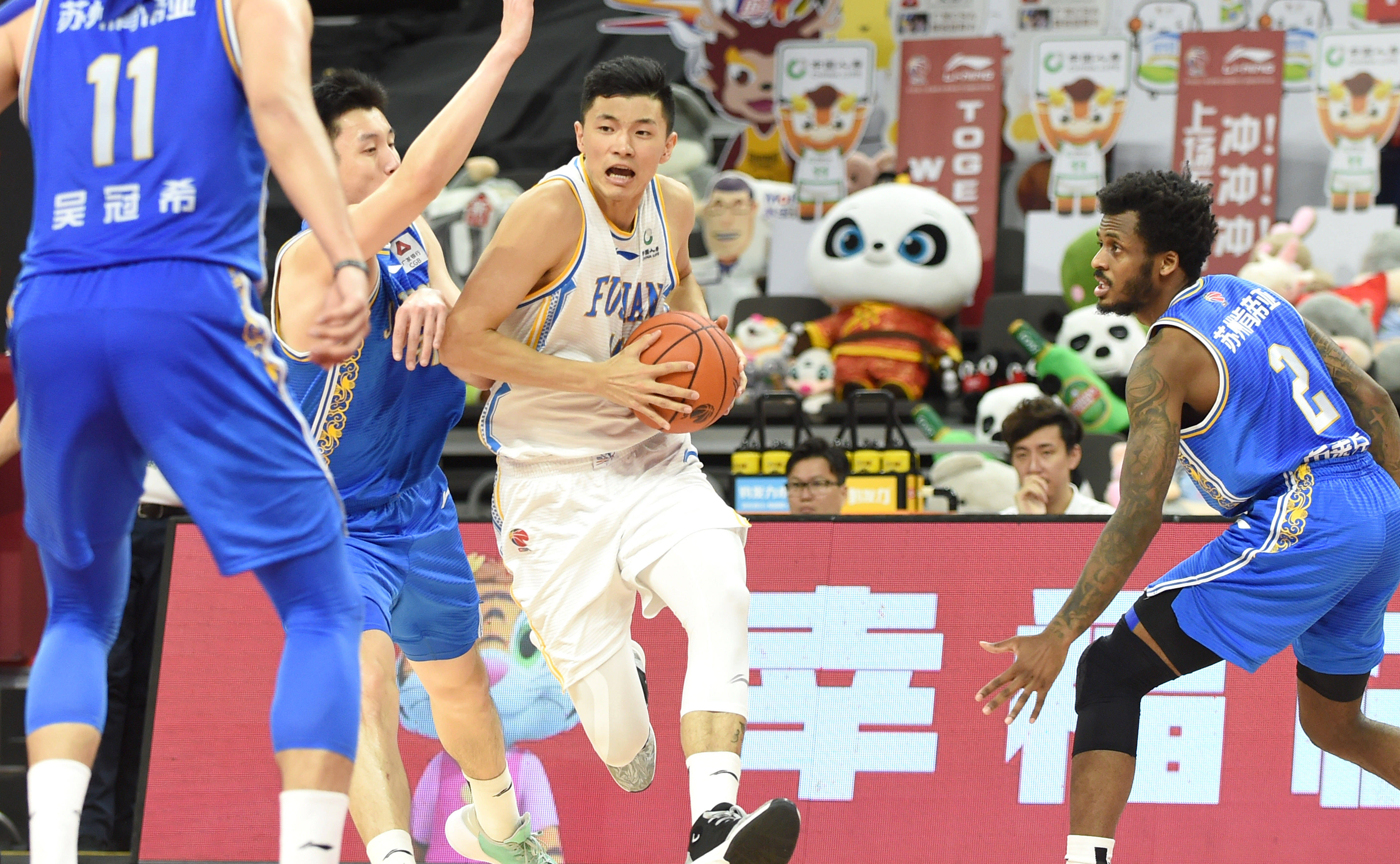 7月1日,福建豹发力队球员陈林坚(右二)在比赛中带球突破