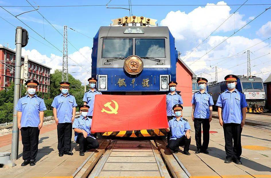 6月28日15时,在"铁牛号"机车换型两周年纪念活动中,哈尔滨机务段"铁牛