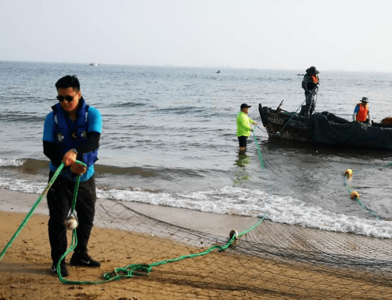 防鲨网对深海区漂浮来的漂浮物,海蜇等也将起到一定的拦截作用.