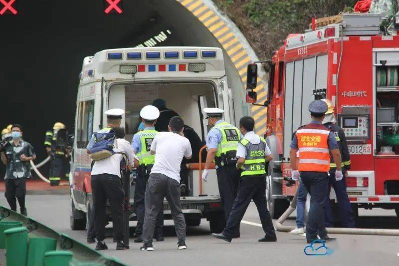 现场浓烟滚滚._咸丰县