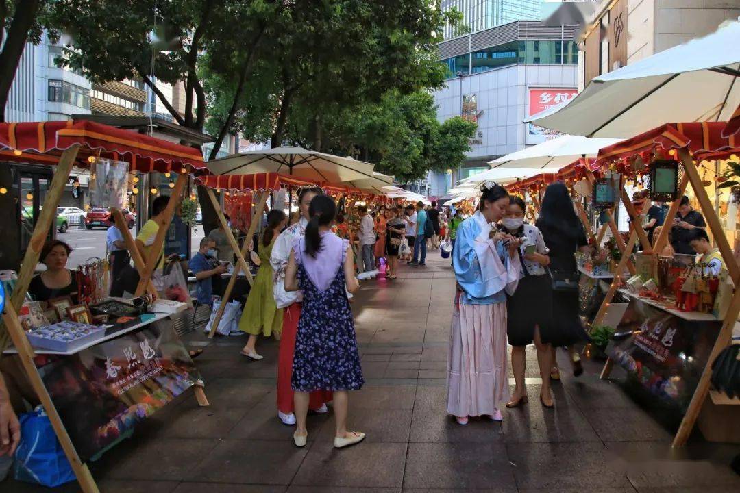 6月30日,春熙路文创市集在锦江区春熙路东大街上东大街段阳光金融大厦