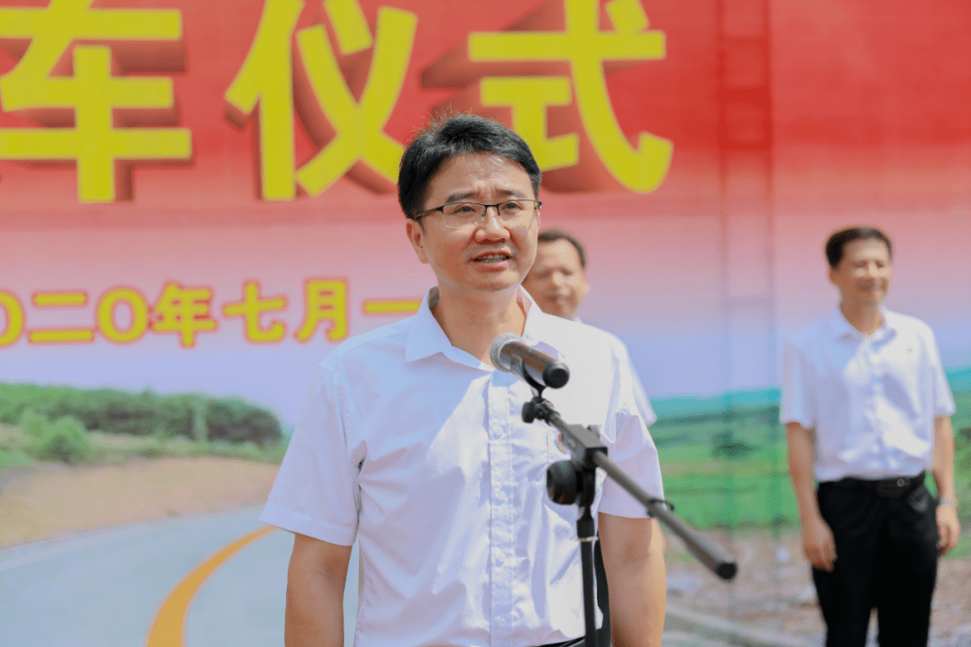 仪式上,上思县长覃森代表县委,县政府对上思县城至十万大山国家森林