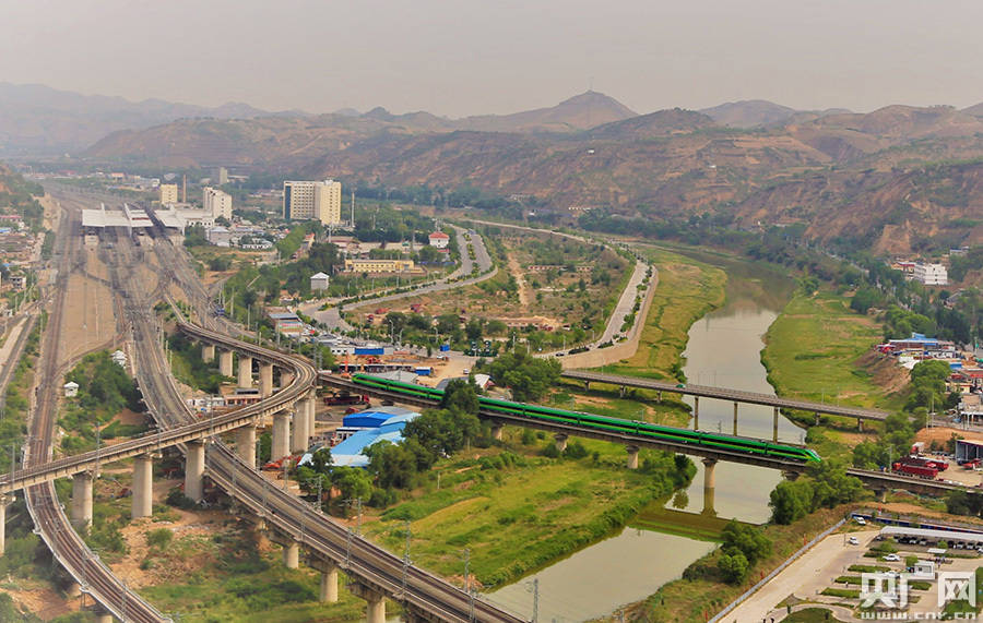 复兴号动车组首次驶入陕北革命老区西安至榆林间动车今日开通