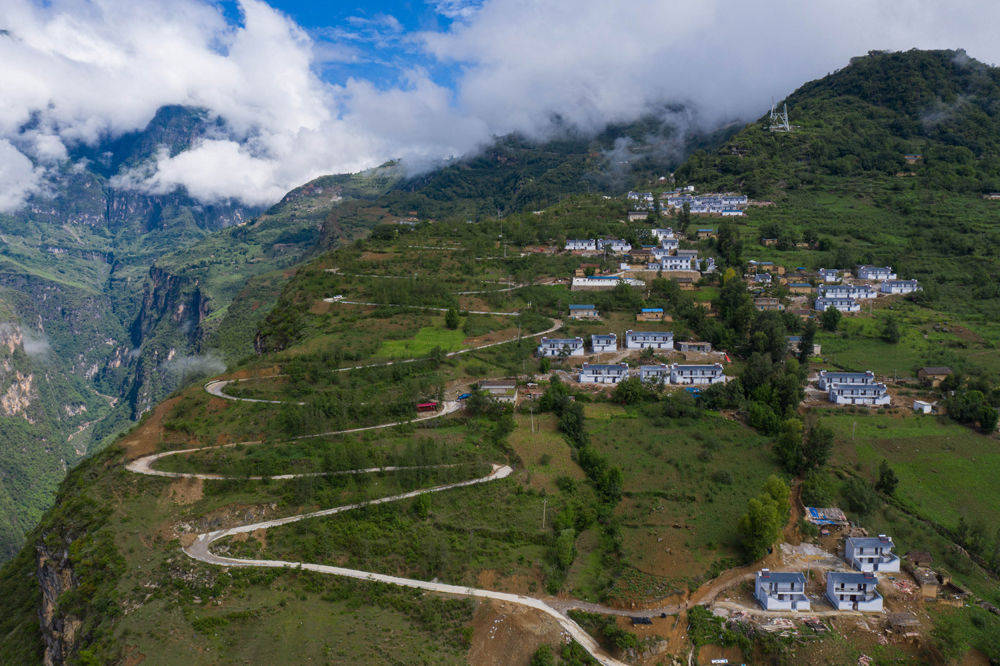 6月24日,悬崖边的四川省布拖县拉果乡布歪村安全住房依山而建错落有致