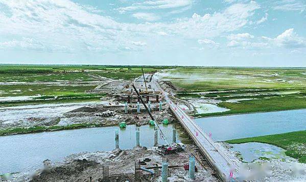 图为6月28日绥大高速安达至大庆段中内泡旁道路桥梁建设现场.