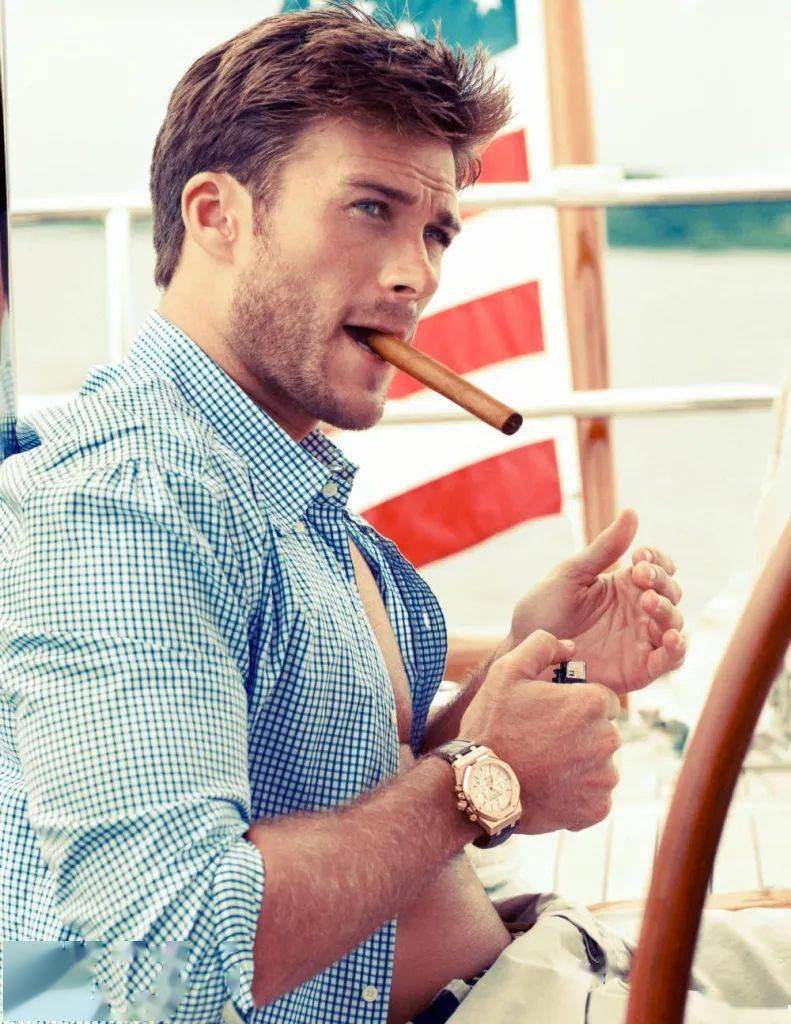 近日,34岁的美国影星 斯科特·伊斯特伍德(scott eastwood)被入选时尚