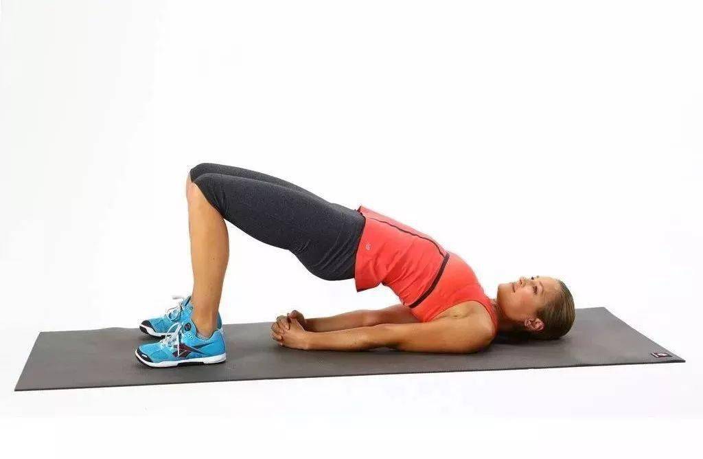 仰卧在垫面上,屈双膝靠近臀部双脚打开与髋同宽,脚尖超前吸气延展脊柱