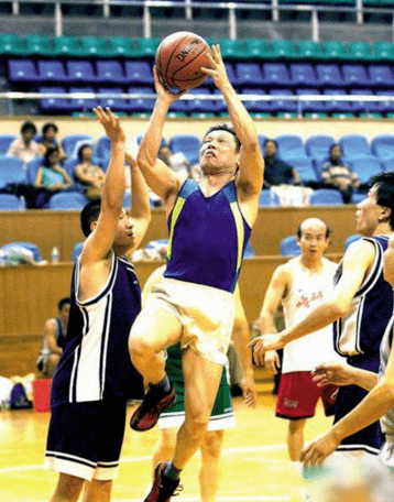 钟南山院士年轻的时候喜欢竞技体育,在1959年全运会400米栏比赛中虽未