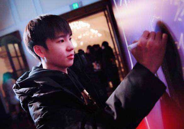 虎牙主播吴日天,在s19的赛季中他已经冲到了2421分,超越了上个赛季的