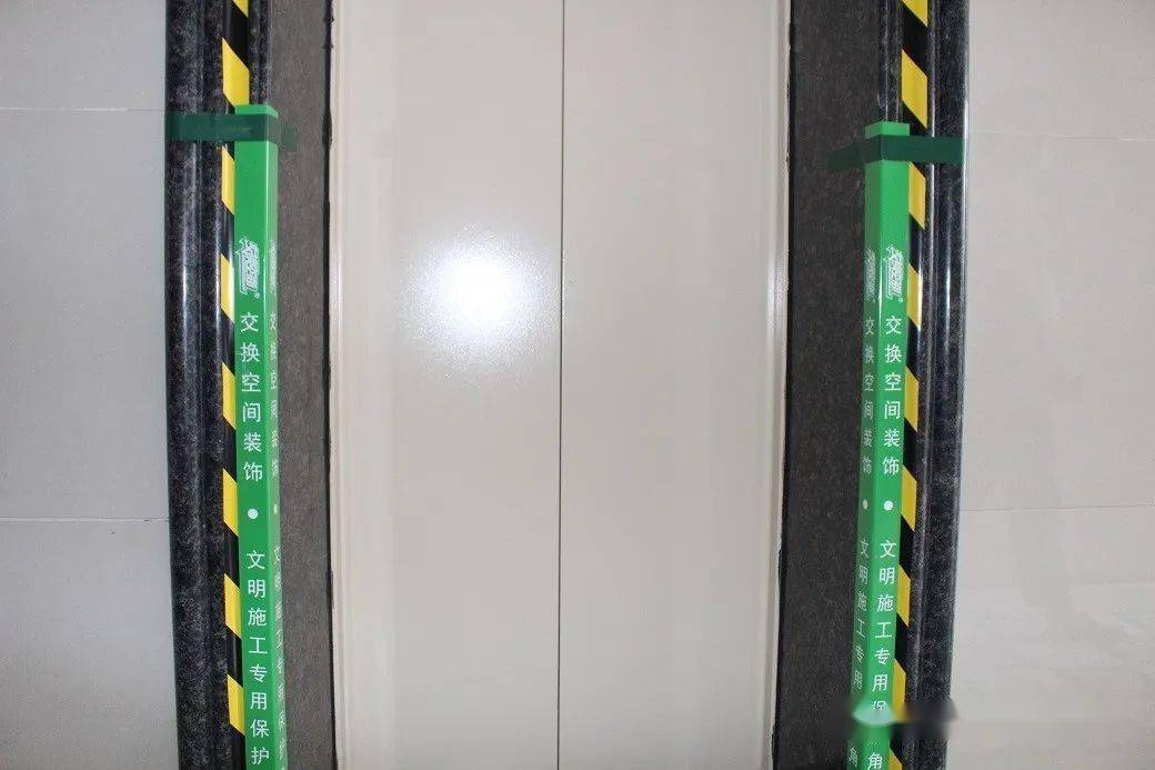 每一个工地的电梯门,业主门前都有我们交换空间的专属标志保护膜,入户