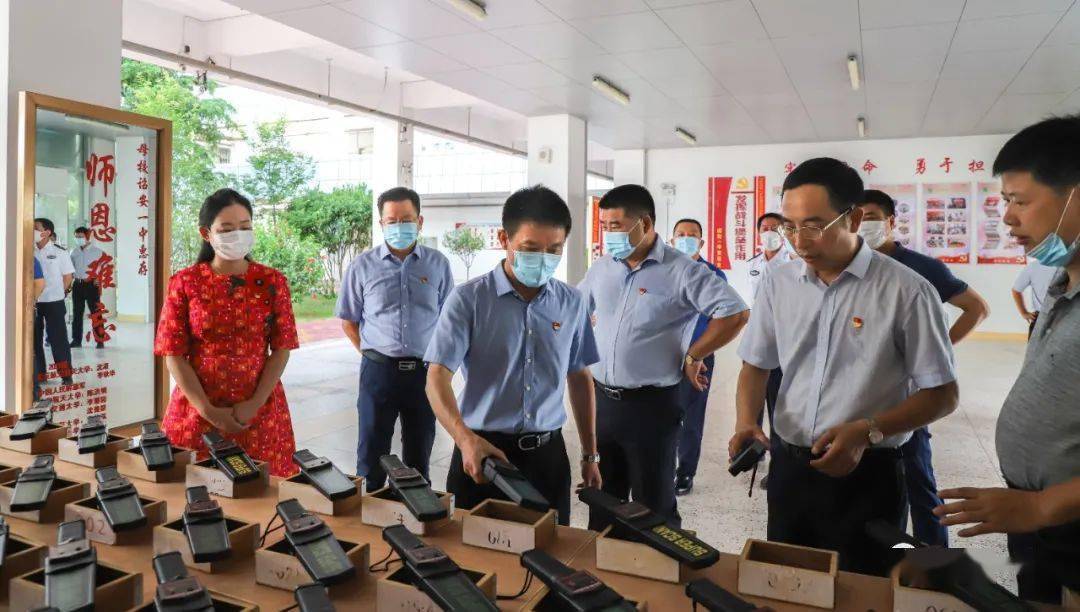 陈书记,李县长一行在诏安一中校长吴江萍,党总支书记林玉辉的陪同下