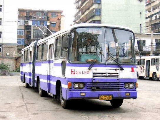 跃上葱茏四百旋纪念南昌公交无轨电车