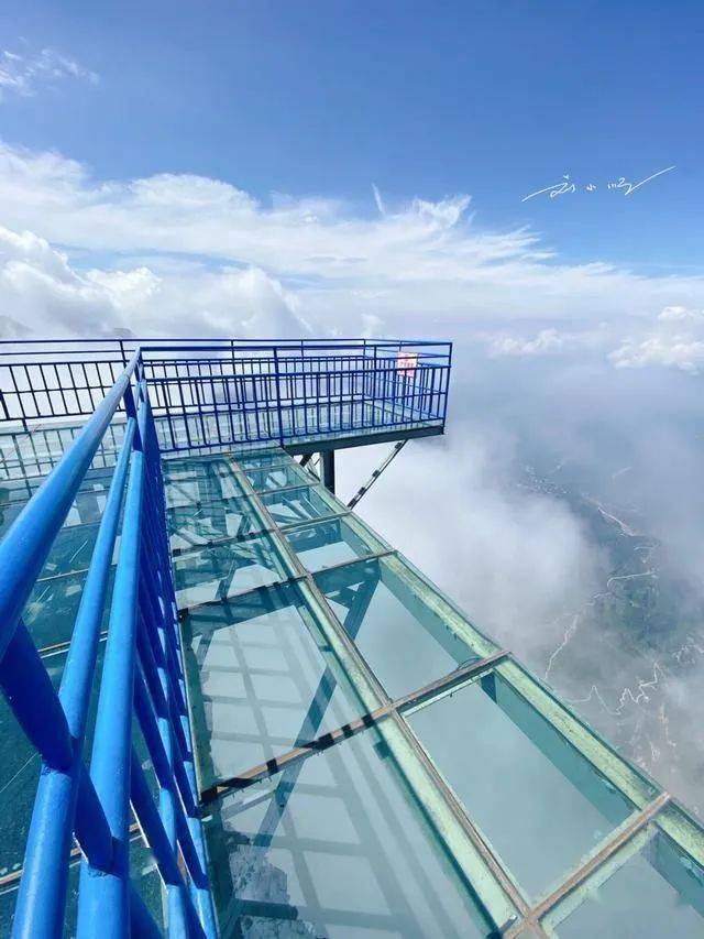昭通"最可怕"的玻璃跳台,脚下就是2500米悬崖,游客都腿软