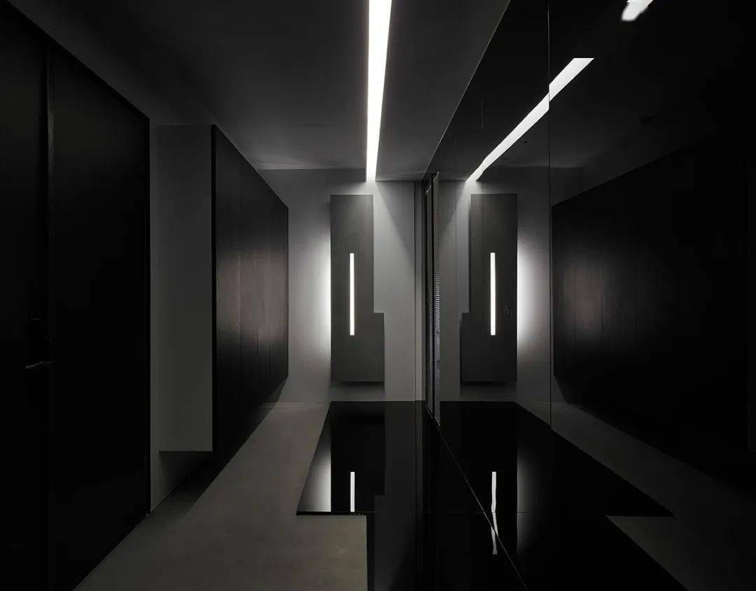 有别一眼望穿的入门格局,原有门口移向后,以黑色烤漆玻璃围筑玄关间