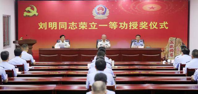 泰安交警刘明今天上头条了