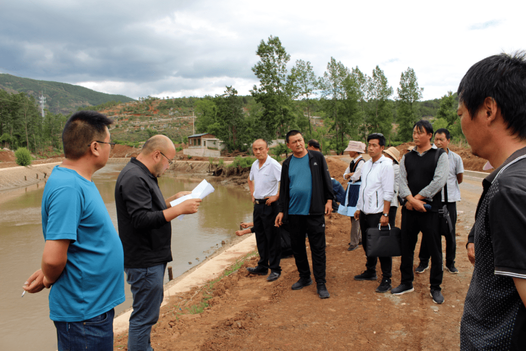 金墩乡视察枫木河水库建设及漾弓江治理工作