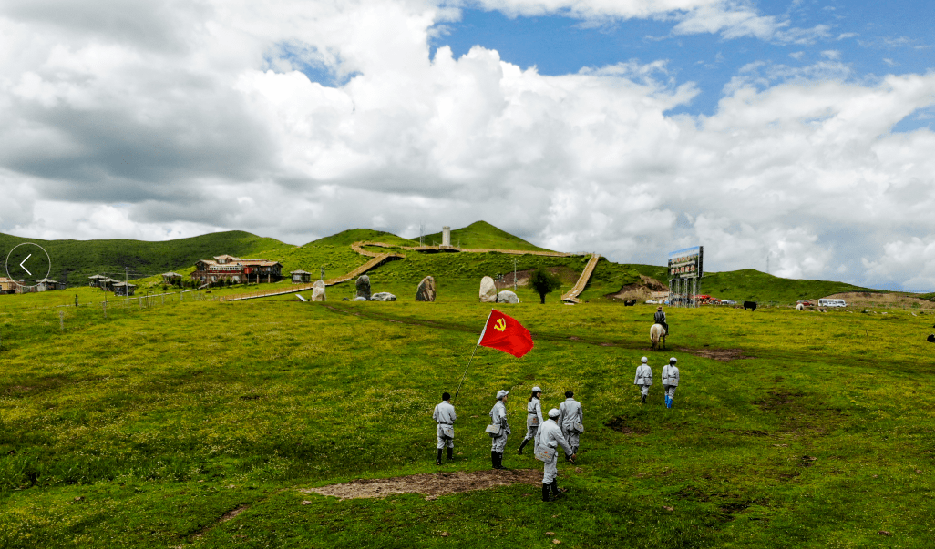 全体参会人员在红原亚克夏山红军烈士墓,身穿红军服,头戴八角帽,重走