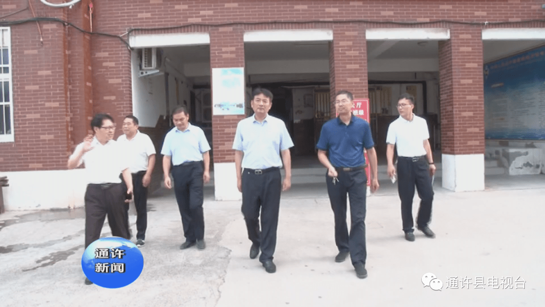 县委书记李丹查看我县高考考场准备情况