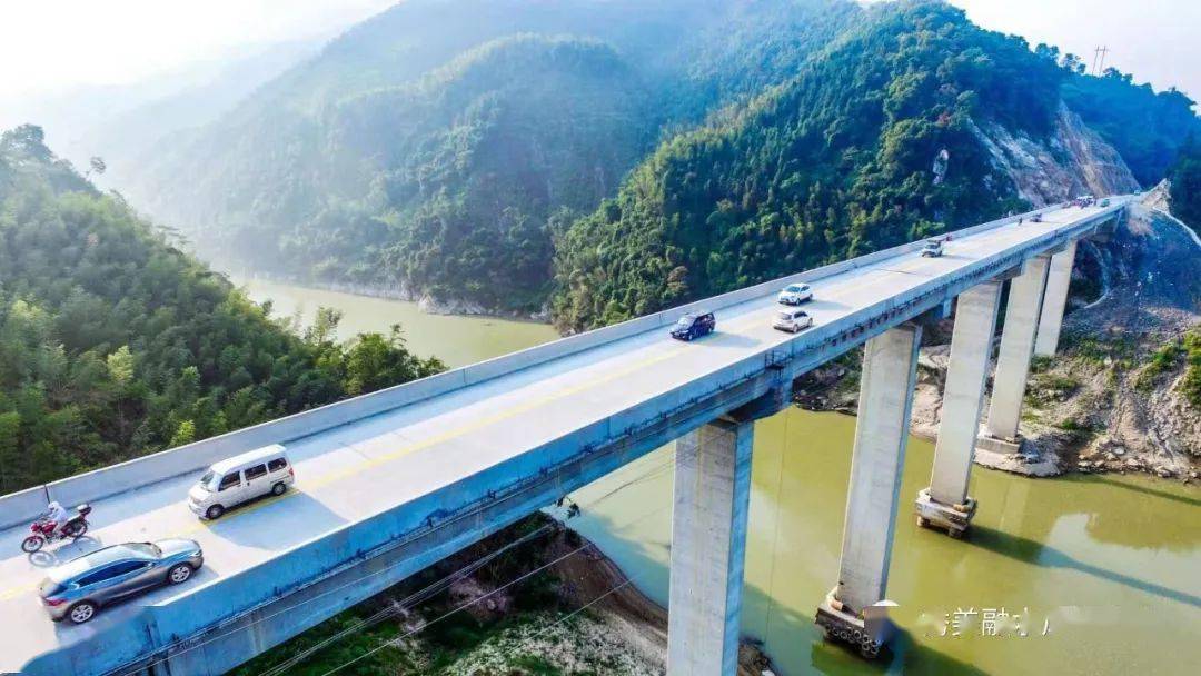 据了解,2019年底,罗城至洞头(融水段),四荣至香粉二级公路正式通车的