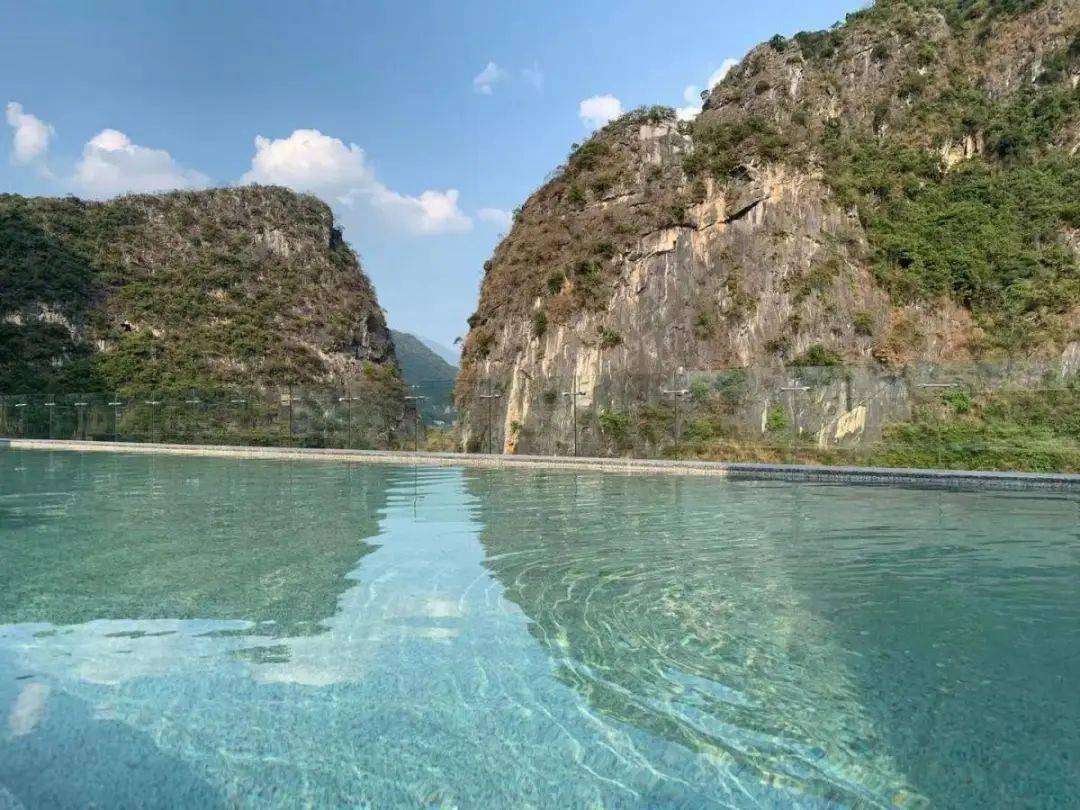 438元住英西峰林度假酒店无限次泡空中温泉畅游超大泳池