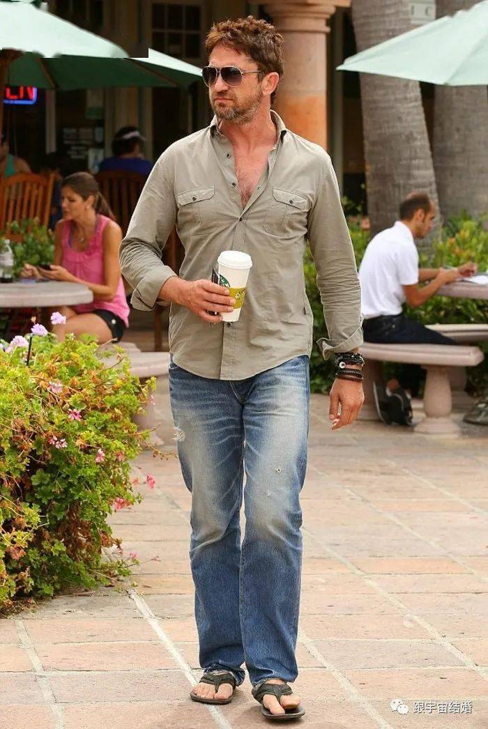 穿凉鞋拖鞋的男人们跟时尚结婚