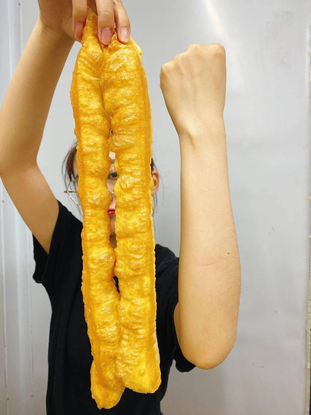 环岛公园附近的这家小店,"招牌"居然比胳膊还要长!_油条